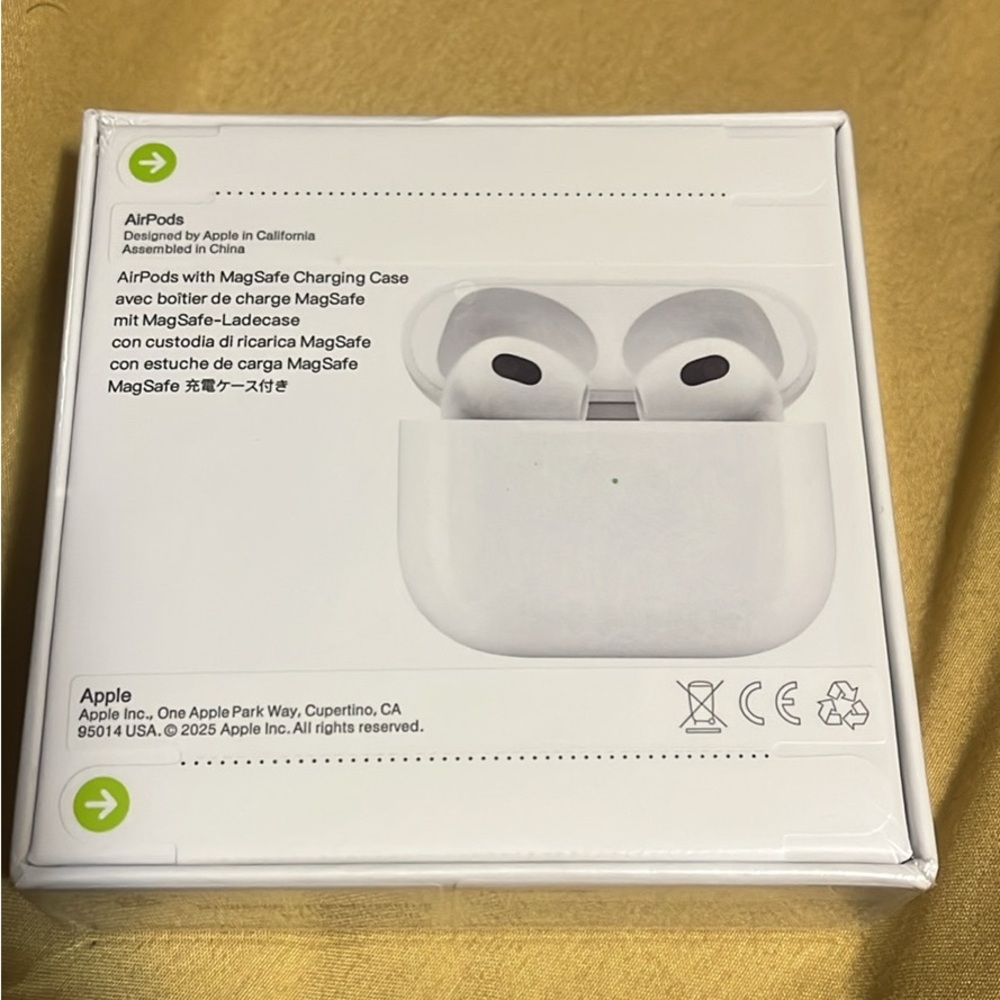 Apple AirPods with Charging Case - White - Picture 3 of 8